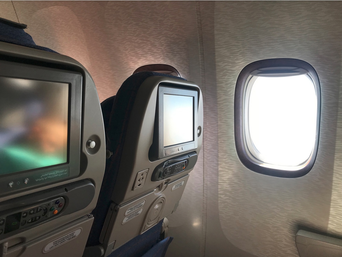 Где в самолете можно покурить